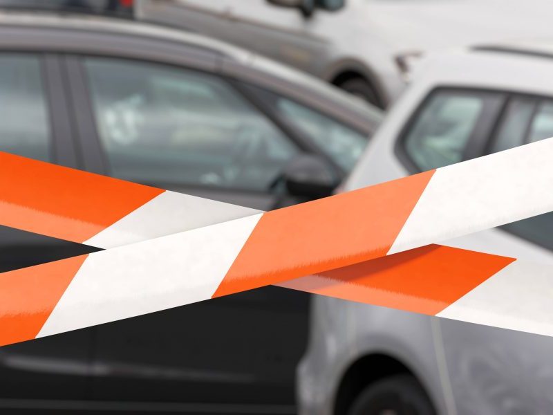 Autohandel geschlossen, abgesperrt mit Warnband