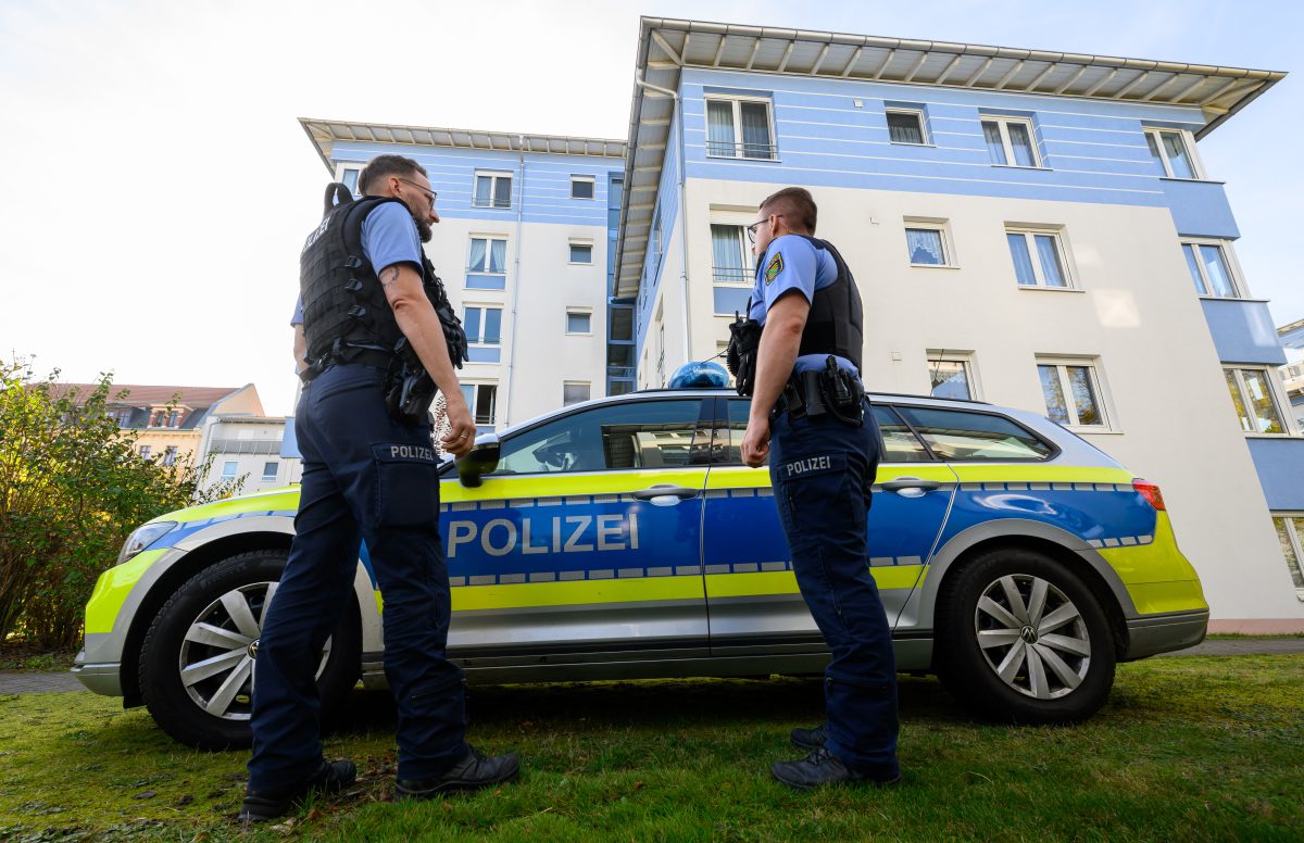 Leipzig: Polizisten stehen vor einem Mehrfamilienhaus in Leipzig. Ein sieben Jahre altes Mädchen ist in Leipzig an schweren Verletzungen gestorben. Nach ersten Erkenntnissen von Polizei und Staatsanwaltschaft soll die 13 Jahre alte Schwester des Mädchens die Verletzungen verursacht haben.