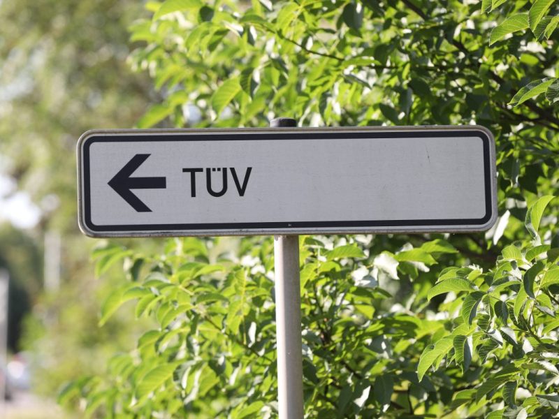 Der TÜV mahnt Autofahrer zur Vorsicht. (Symbolbild)