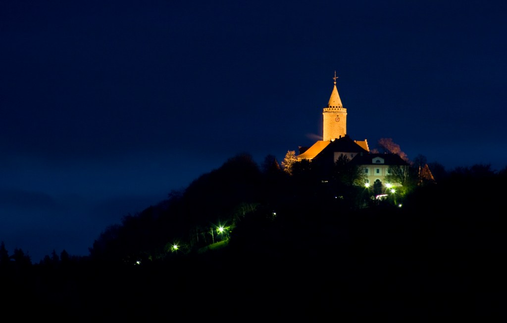 Zum "Weihnachtsmarkt der Wünsche" erstrahlt die Leuchtenburg in Thüringen in weihnachtlichem Glanz.