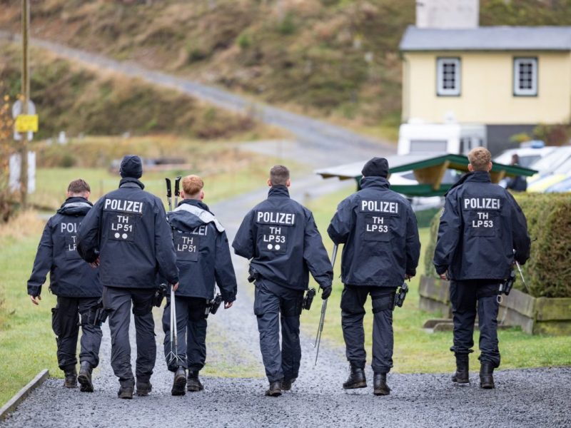 In den vergangenen Tagen waren mehrere Suchaktionen der Polizei unter anderem mit einer Hundestaffel zunächst erfolglos geblieben.