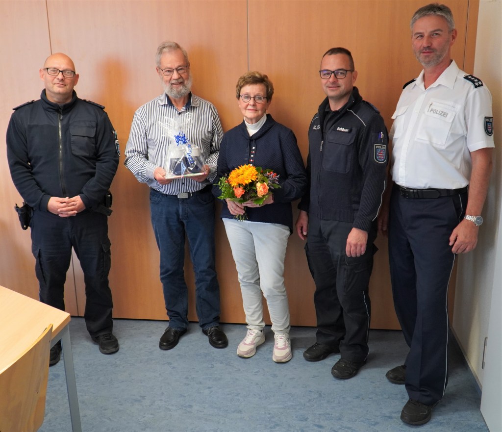 Ein Foto von dem Ehepaar Hirte aus Weimar, das den schwerverletzten Mann gerettet hat und nun von der Polizei geehrt wird.