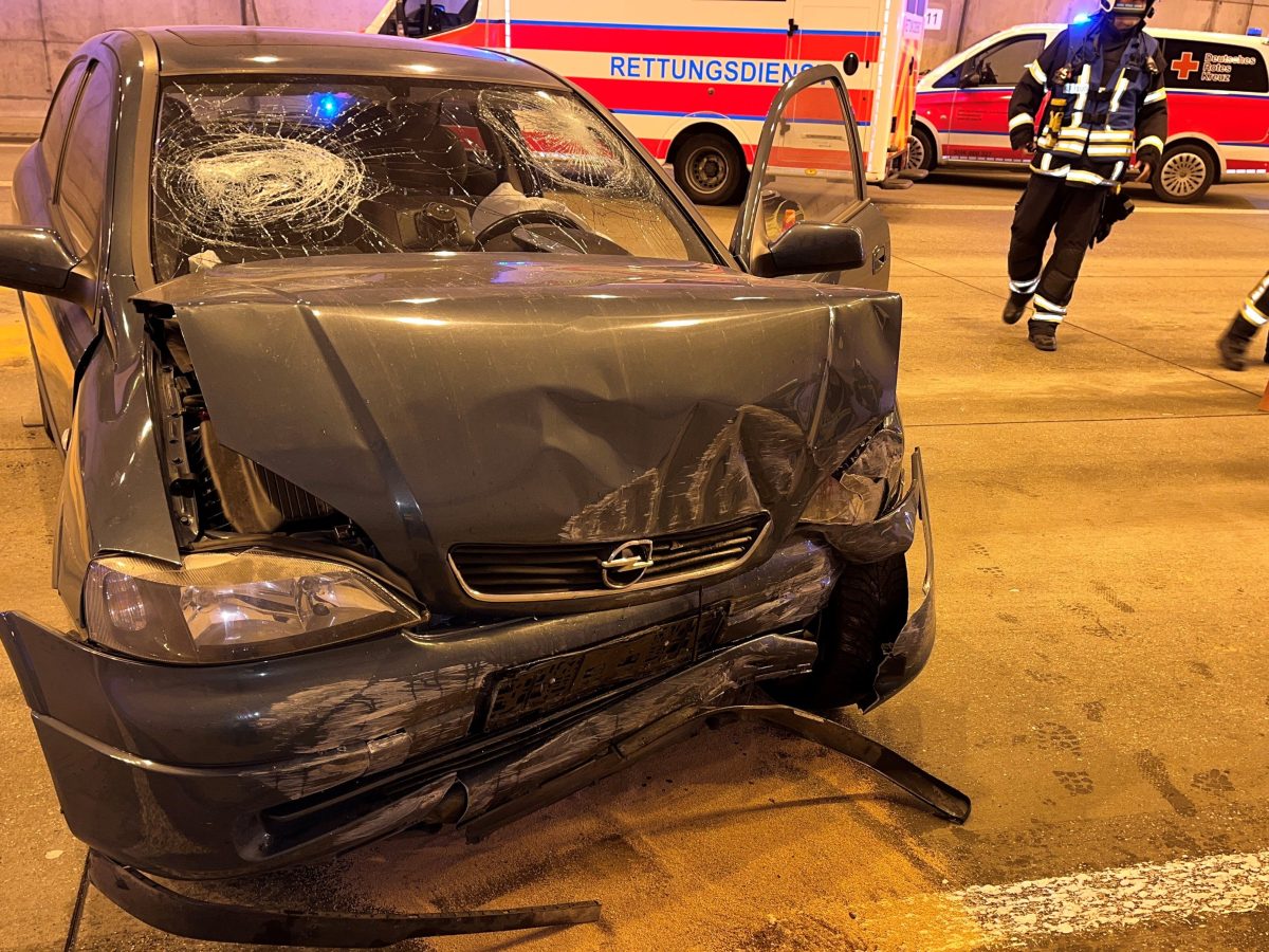 Der Opel wurde bei dem Unfall auf der A4 in Thüringen ordentlich demoliert.