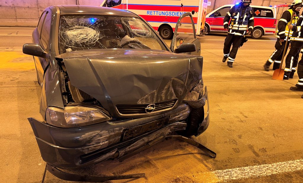 Der Opel wurde bei dem Unfall auf der A4 in Thüringen ordentlich demoliert.