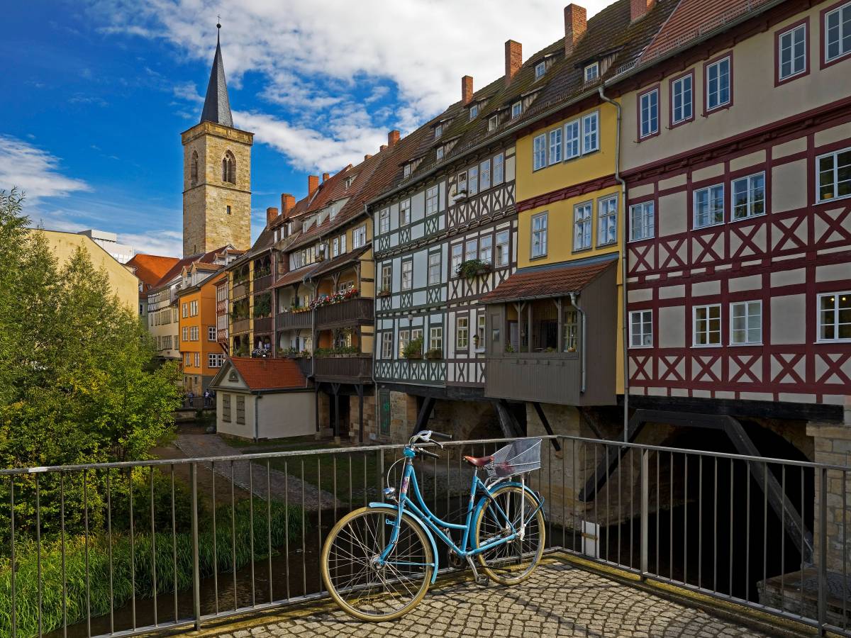 Ein Fahrrad steht in Erfurt an der Krämerbrücke.