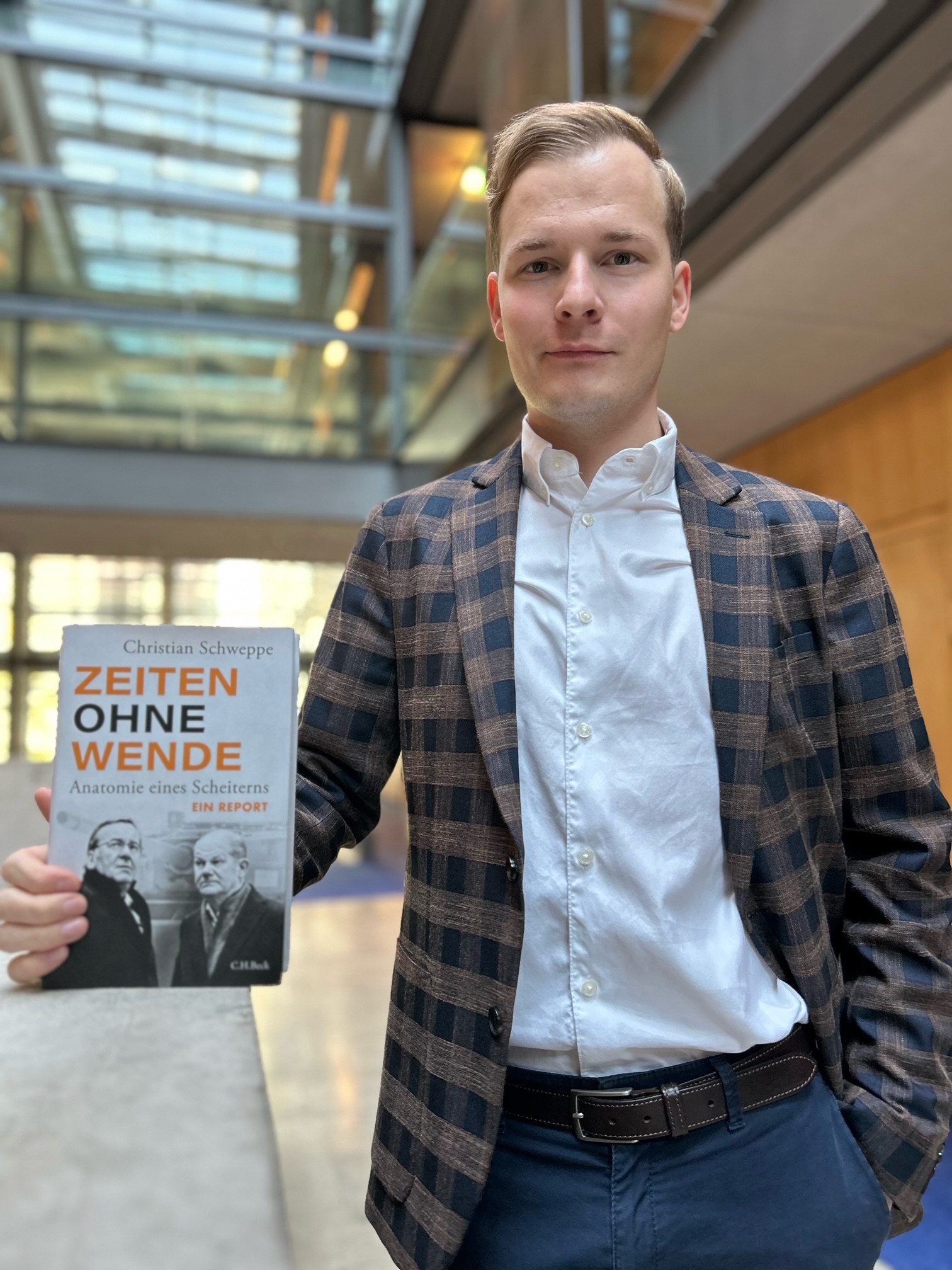 Christian Schweppe mit seinem Buch "Zeiten ohne Wende".