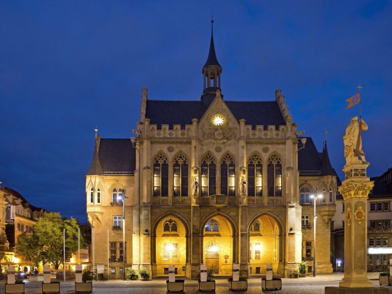 Das Erfurter Rathaus wird am Sonntag purpur leuchten. (Archivbild)