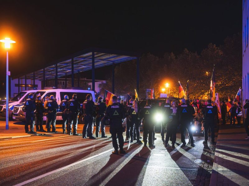 Gera in Thüringen: Die Polizei stoppt den Demonstrationszug der rechten Szene nahe der Panndorfhalle.