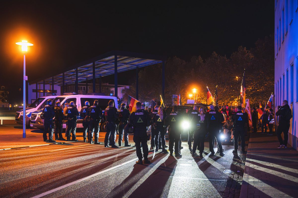 Gera in Thüringen: Die Polizei stoppt den Demonstrationszug der rechten Szene nahe der Panndorfhalle.