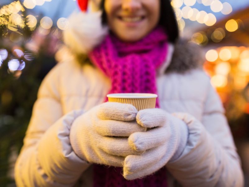 In Erfurt steht der Weihnachtsmarkt vor der Tür. Hier verraten wir dir, wo du in diesem Jahr besonders günstigen Glühwein bekommen kannst.