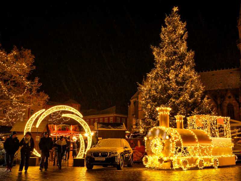 Leuchtfiguren vor einem geschmückten Weihnachtsbaum