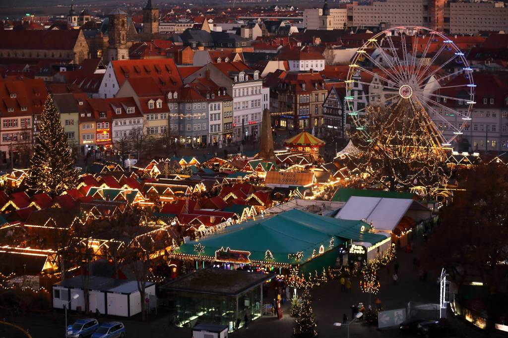 Gesamter Weihnachtsmarkt mit Riesenrad von oben