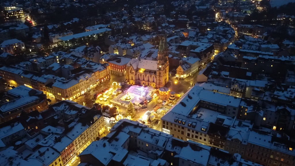 Luftbildaufnahme vom beleuchteten Weihnachtsmarkt