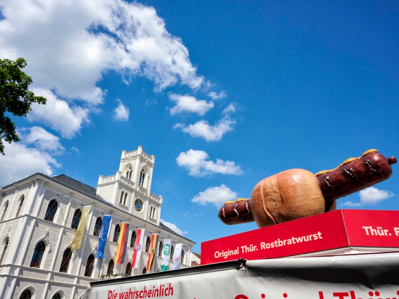 Ein Imbiss-Stand mit Original Thüringer Bratwurst auf dem Zwiebelmarkt in Weimar.