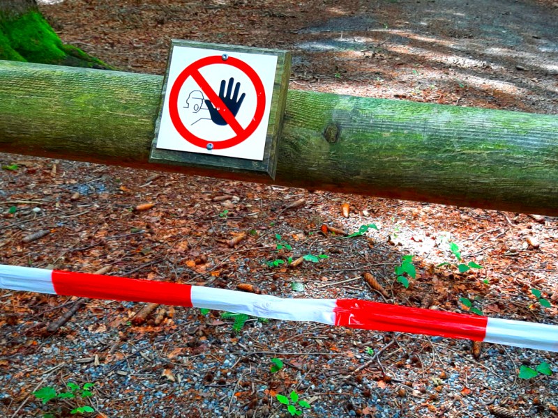 In Thüringen ist Jagdsaison - ein Absperrband und Warnschild warnen vor dem Betreten des Sperrgebiets.