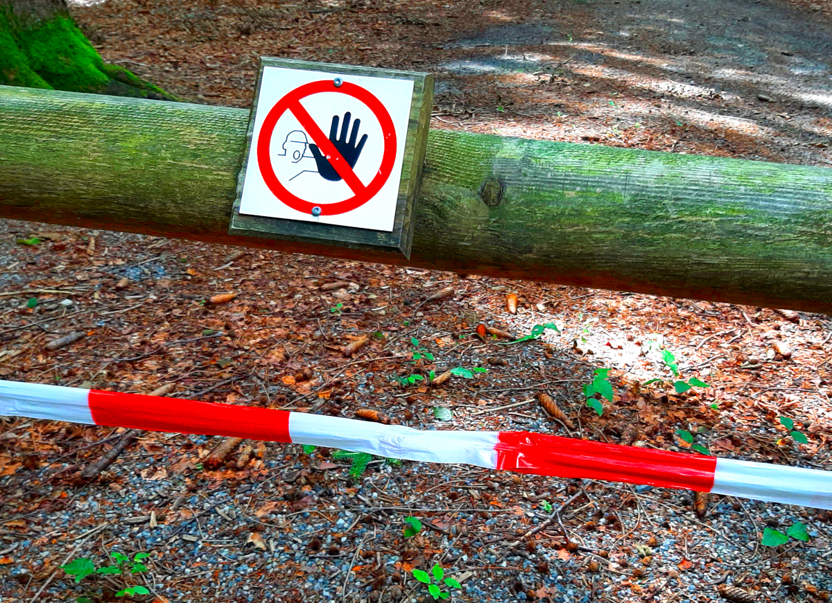 In Thüringen ist Jagdsaison - ein Absperrband und Warnschild warnen vor dem Betreten des Sperrgebiets.