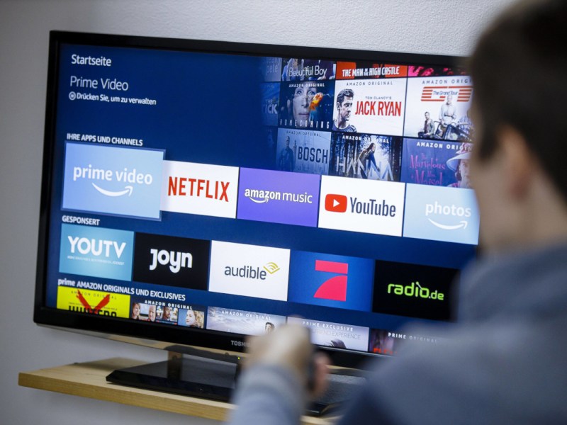 Auf einen Fernseher stehen Streamingdienste wie Amazon prime und Youtube. Dort gab es bei 