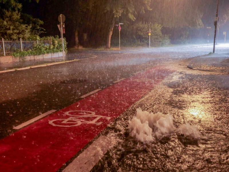 In der Thüringer Landeshauptstadt Erfurt sind Straßen überflutet.
