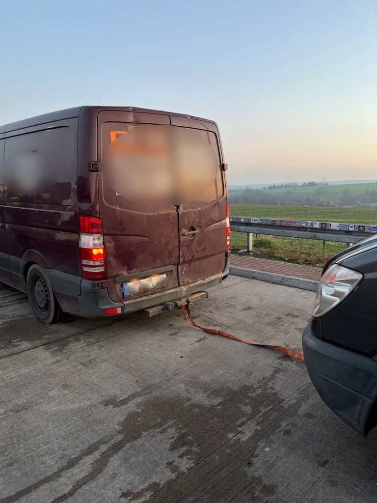 Zwei Kleinbusse auf dem Parkplatz