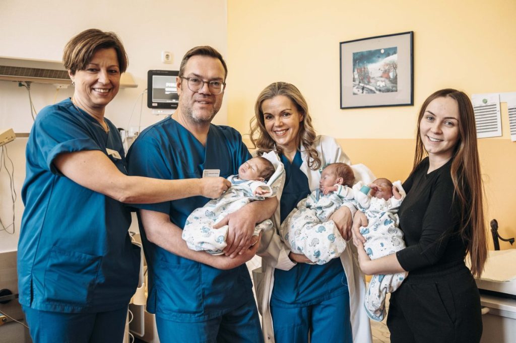 Drillinge im Erfurter Helios Klinikum: Liam, Lior und Luar - Im Bild: Dr. med. Alexander Hentner, Dr. Kathrin Roefke (Oberärztin) und Mama Agnesa Krasniqi