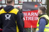Beschäftigte der Deutschen Post legen wieder die Arbeit nieder. (Archivbild)