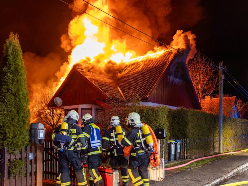 Bei einem verheerenden Feuer in Weimar ist ein Haus komplett zerstört worden.