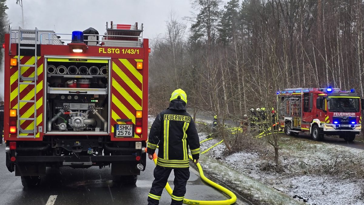 Die EinsatzkrÃ¤fte fÃ¼hrten unverzÃ¼glich umfangreiche LÃ¶schmaÃŸnahmen durch, um das Feuer unter Kontrolle zu bringen. Nach Abschluss der LÃ¶scharbeiten wurden die Fahrzeuge geborgen, und die Unfallstelle wurde gesichert.