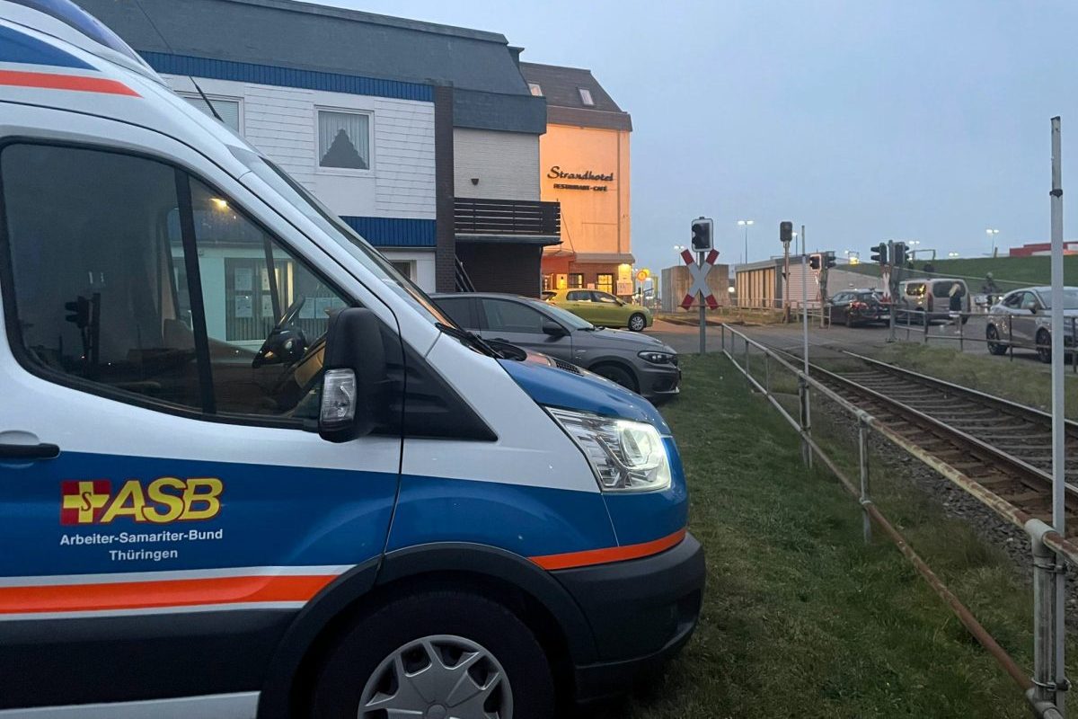 Der ASB-WÃ¼nschewagen aus ThÃ¼ringen vor dem Strandhotel in DagebÃ¼ll