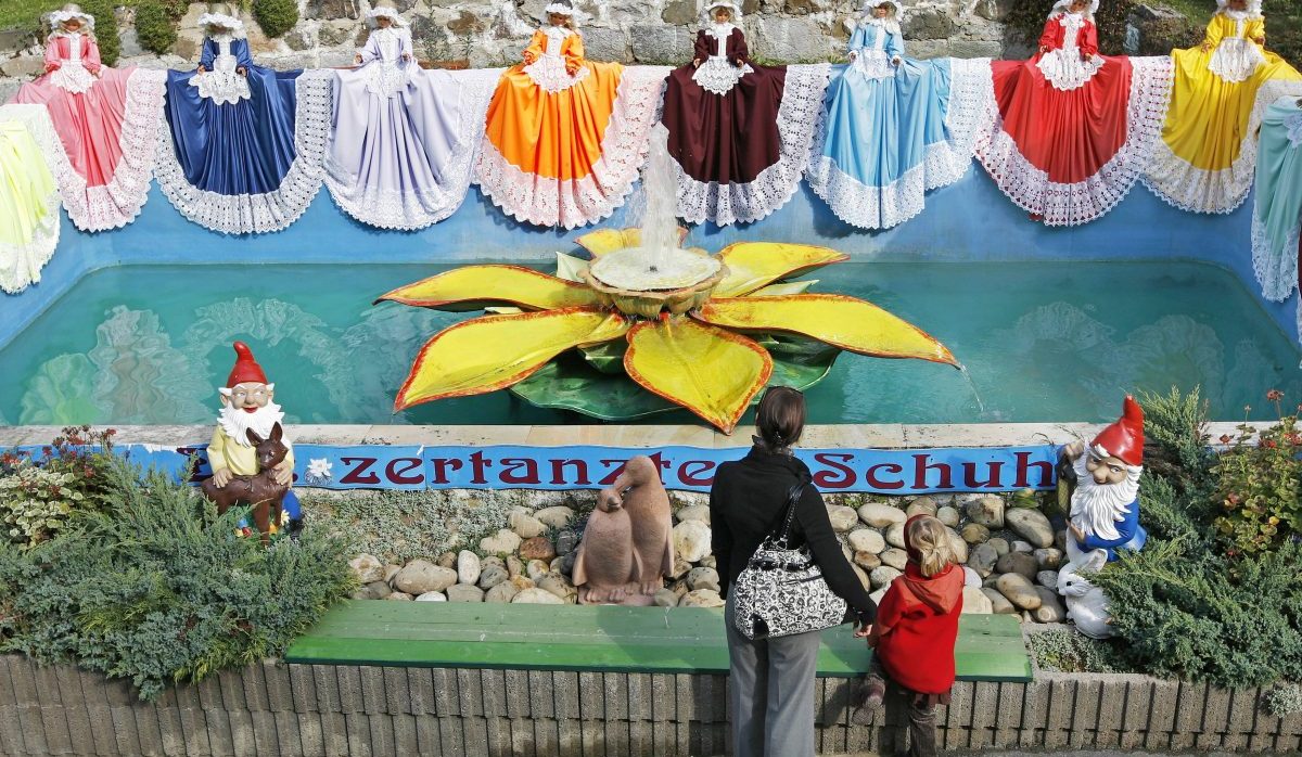 Szene aus dem MÃ¤rchen - Der zertanzte Schuh - im Freizeitpark - MÃ¤rchenwald - in Saalburg, ThÃ¼ringer Meer (Symbolbild)