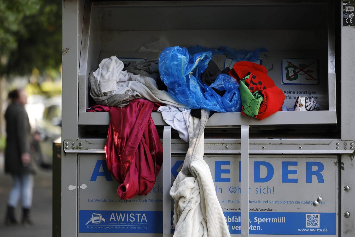 Kaputte Klamotten gehÃ¶ren nicht in den Altkleidercontainer. (Symbolbild)