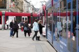 Menschen steigen am Anger in Erfurt in eine Straßenbahn ein (Symbolbild)