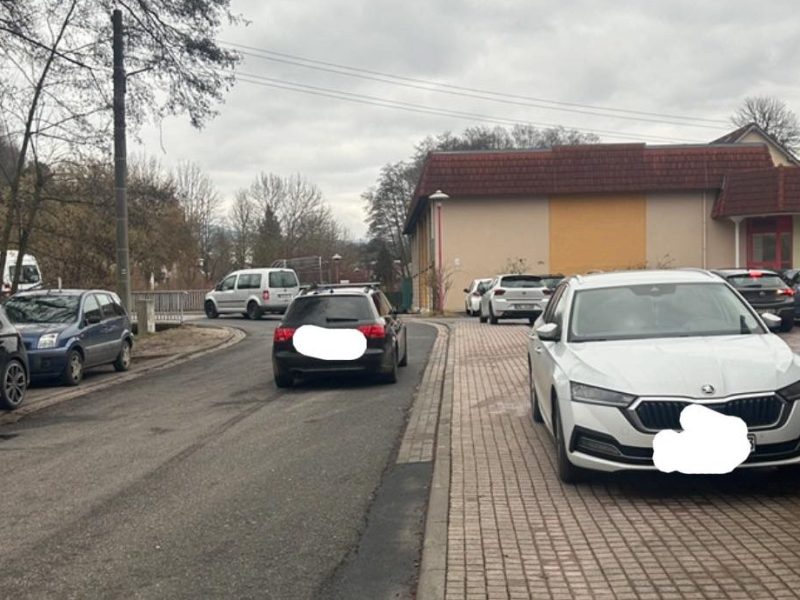 Exemplarisch: An einer Grundschule in Suhl parken offenbar einige Eltern, wo sie wollen.