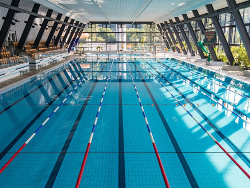 Ein Schwimmbecken im Hofwiesenbad Gera in Thüringen