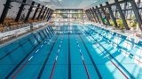 Ein Schwimmbecken im Hofwiesenbad Gera in Thüringen