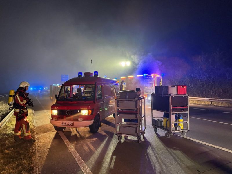 Auf der A9 in Thüringen ist ein Lkw umgekippt. Er hat Gefahrgut geladen.