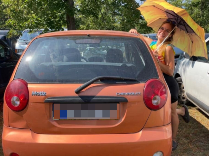 Julia sucht jemanden, der ihrem alten Auto eine neue Bleibe gibt.