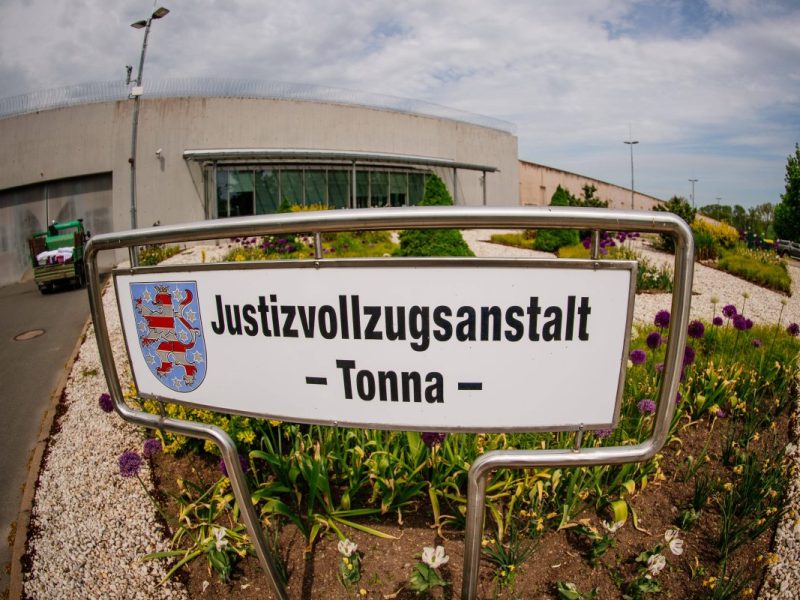 In Tonna soll ein Häftling mehrere Menschen niedergestochen haben.