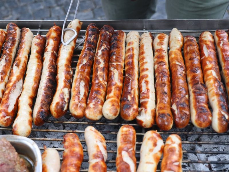 Bratwürste auf einem Holzkohlegrill in Thüringen (Symbolbild)