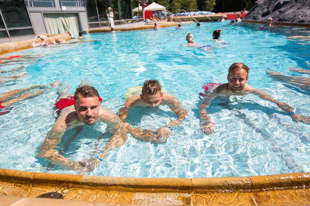 Besucher im Becken in der Avenida Therme