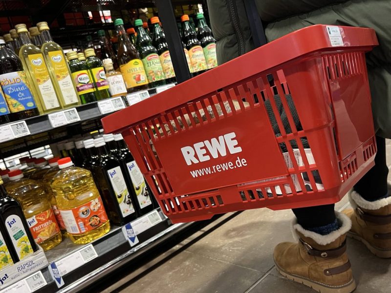 REWE Einkaufskorb im Supermarkt (Symbolbild)