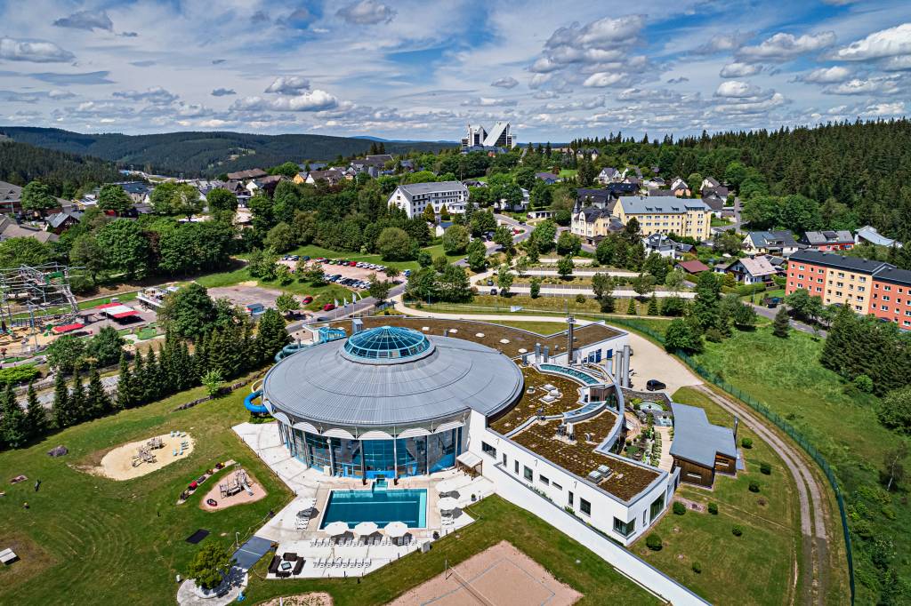 Die schönsten Thermen und Saunen in Thüringen: Das H2Oberhof Wellness- und Erlebnisbad der Stadt Oberhof in Thüringen von oben