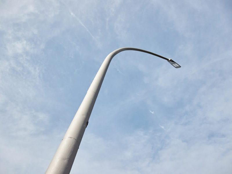 Eine Straßenlaterne vor einem blauen Himmel in Erfurt (Symbolbild)