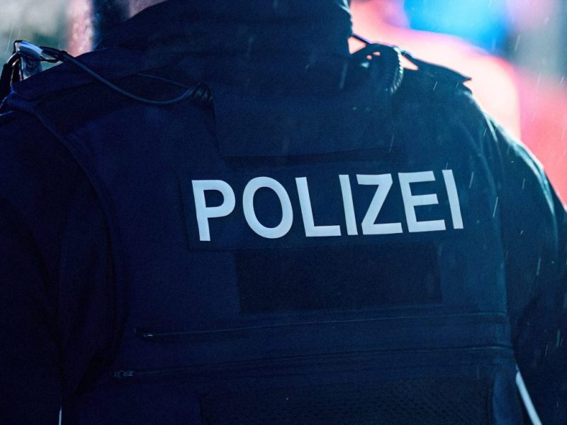 Schriftzug Polizei auf Weste von Polizist (Symbolbild Thüringen)