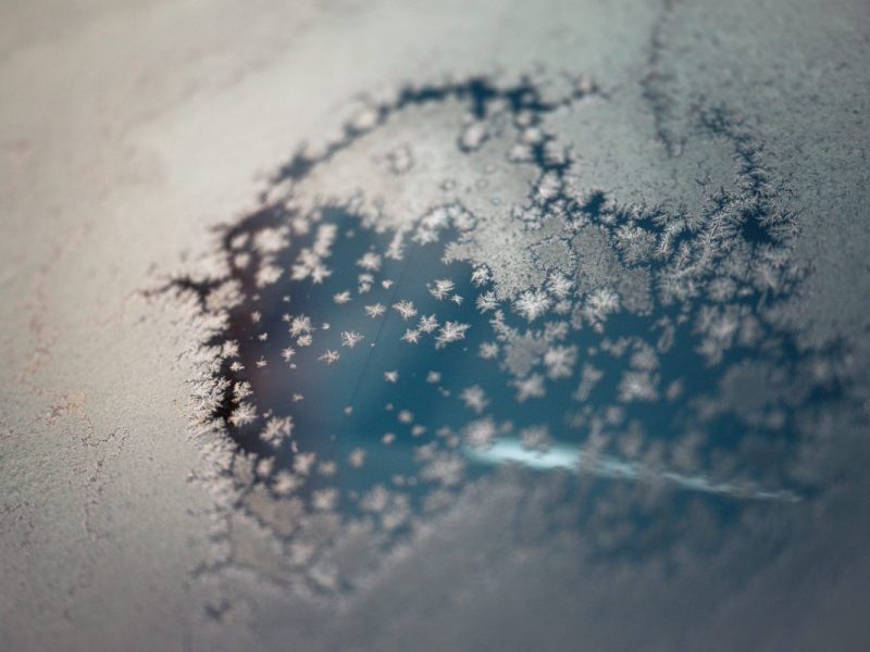 Eingefrorene Windschutzscheibe im Winter in Thüringen (Symbolbild)