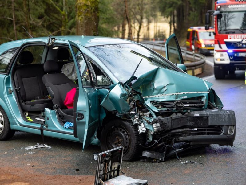 Bei dem Unfall in Thüringen sind drei Menschen schwer verletzt worden.
