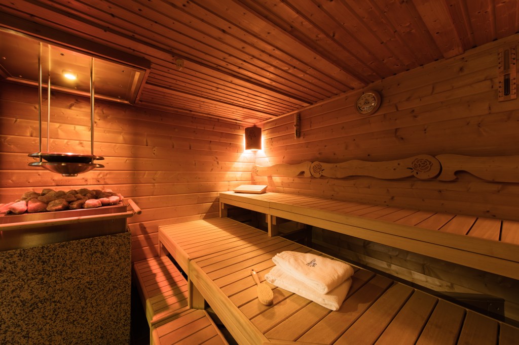 Schönste Thermen und Saunen in Thüringen: Eine Holzsauna von innen in der Thüringentherme in Mühlhausen 