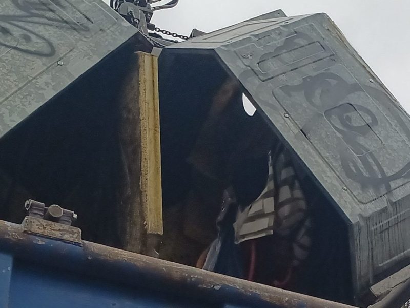 Altkleider in Altglascontainern? Keine gute Idee, findet das Team Sauberkeit aus Eisenach.