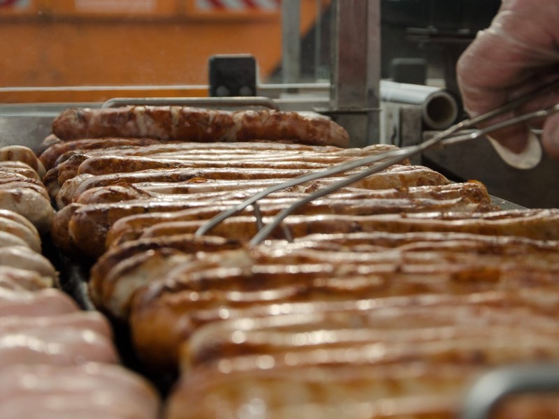 Roster wird es zum Auftakt der Grillsaison auf jeden Fall geben. (Symbolbild)