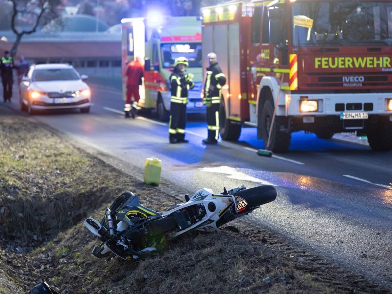 Bei einem Unfall im Kreis Hildburghausen ist ein Mensch ums Leben gekommen.