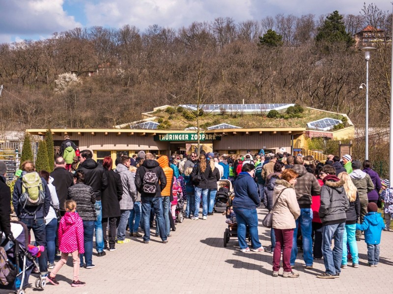 Im Zoo Erfurt dürfen die Besucher auf Eiersuche gehen. (Archivbild)